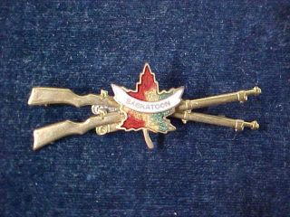 Orig Ww2 Lapel Badge Crossed Rifles " Saskatoon "