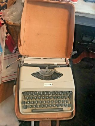 Vintage 1966 Underwood 18 Portable Typewriter W/case Made In Italy