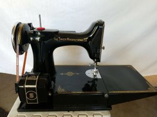 Singer 221 Vintage Featherweight Sewing Machine - 1939 3