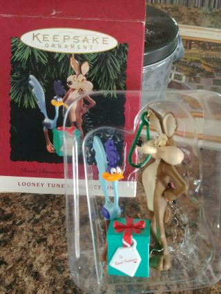 Hallmark Keepsake Looney Tunes Road Runner & Wile E Coyote Ornament 1994