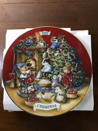 Vintage Avon 1992 Collectible “sharing Christmas With Friends” Christmas Plate