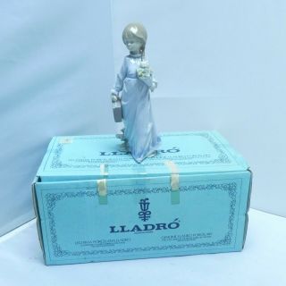 Lladro Hand Made In Spain Daisa 1988 7604 School Days Figurine 8.  25 "
