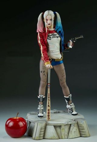 Harley Quinn Premium Format™ Figure By Sideshow Collectibles