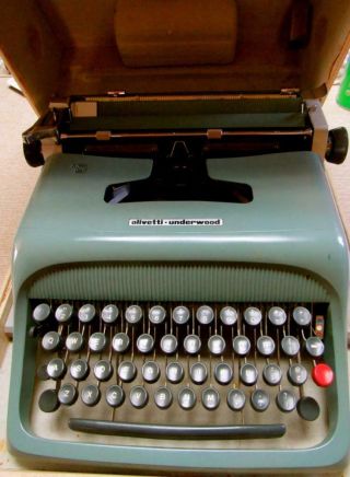 Vintage Olivetti Studio 44 Typewriter.  Barcelona.  Case,  Key And Instructions