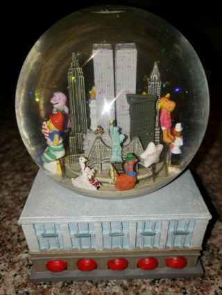 1999 Macy ' s Thanksgiving Day Parade Twin Towers Musical Snow Globe Christmas NYC 2