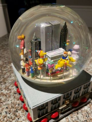1999 Macy ' s Thanksgiving Day Parade Twin Towers Musical Snow Globe Christmas NYC 3