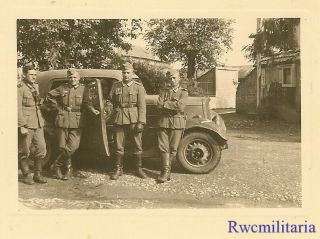 Port.  Photo: Magnificent Wehrmacht Soldiers Posed By Their Pkw Car