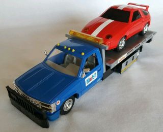 Vintage 1998 Limited Edition Mobil Collectors 1:24 Scale Flatbed Tow Truck / Car