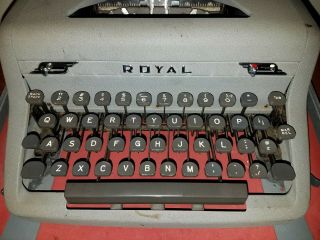 Vintage 1952 Royal Quiet Deluxe Typewriter W/case,  Fully.