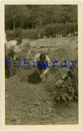 Wwii Us Gi Photo - German Soldiers On Grave Duty Altenkirchen Germany - Top 3