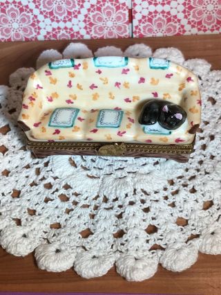 PEINT MAIN LIMOGE CAT KITTEN ON COUCH TRINKET BOX HINGED BOX 2