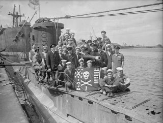 Ww2 Photo Wwii Royal Navy Submarine Unsparing Crew World War Two Britain / 7142