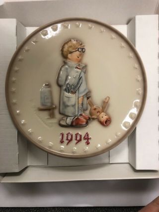 M.  J.  Hummel Goebel 1994 Annual Plate In Bas Relief W/ Box & Papers