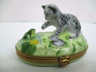 Limoges Trinket Box - Grey Striped Cat Playing W/ Frog Peint Main Artoria