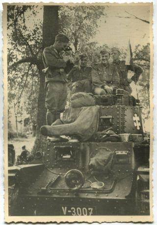 German Wwii Archive Photo: Tank Crew With Panzer 38 (t) Skoda Lt 38 Tank