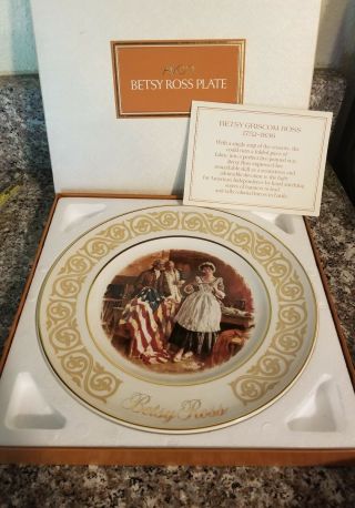 1973 Avon Wedgewood Collectors Plate " Betsy Ross " With Box