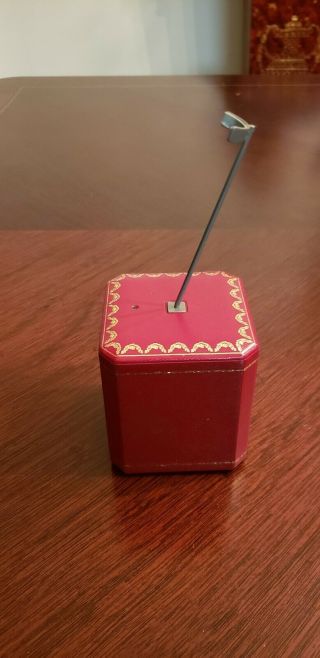 CARTIER SINGLE PEN RED LEATHER VERTICAL DISPLAY STAND.  STAND ONLY. 3
