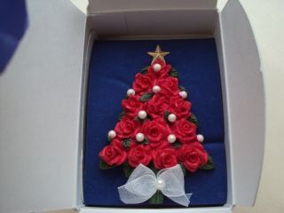 Vintage Avon Red Roses Christmas Tree Pin Faux Pearl Holiday Collectible 2001