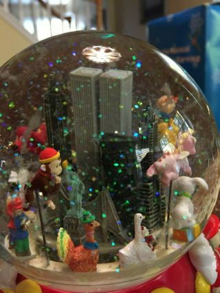 Macy ' s Thanksgiving Day Parade 75th Anniversary Snow Globe Twin Towers 3