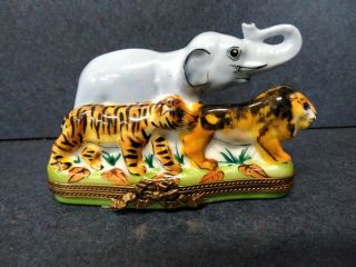 Peint Main Elephant Lion & Tiger Limoges Trinket Box 2 3/8 " Tall 3 1/2 " Long