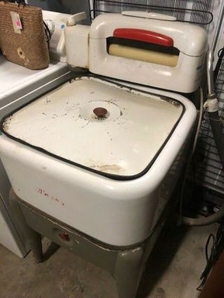Vintage Maytag Washing Machine With Ringer A Cool Piece - Look Now Wow