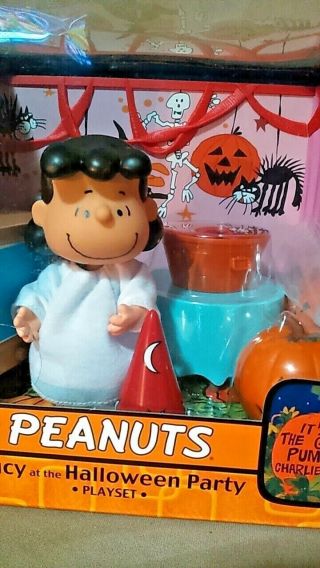 Peanuts Lucy at the Halloween Party Playset It ' s The Great Pumpkin Charlie Brown 3