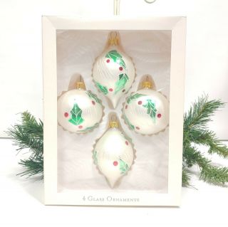 Dayton Hudson 2.  25 " White Holly Berry Christmas Tree Ornaments Set Of 4