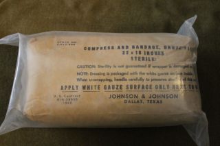 Korean War U.  S.  Army " Compress & Bandage,  Gauze Field ",  1952 D.