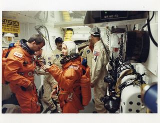 Sts - 49 / Orig Nasa 8x10 Press Photo - Astronauts Enter Shuttle Endeavour