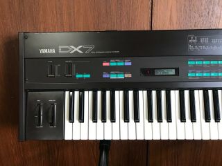 Yamaha DX7 vintage digital synth with case battery & 2