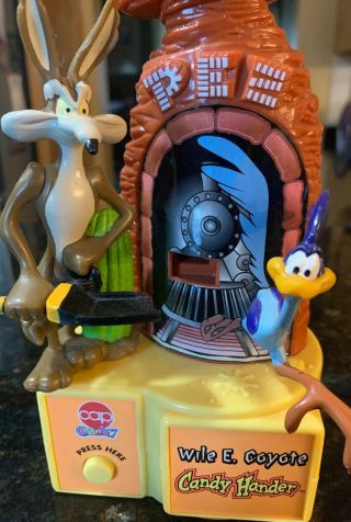 Wile E Coyote Roadrunner Pez Dispenser Hander Looney Tunes 1998