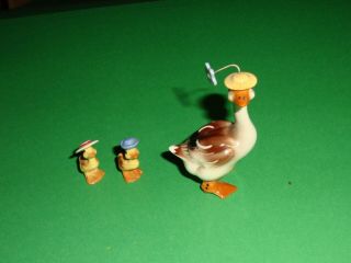 Hagen Renaker Mother Goose And Goslings With Hats
