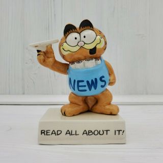 Enesco Garfield The Cat 4.  5 " Ceramic Figurine News Read All About It