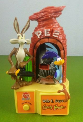 Vintage 1998 Looney Tunes Wile E Coyote Road Runner Candy Hander