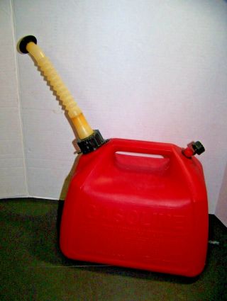 Rubbermaid Gott 2.  5 Gallon Vented Gas Fuel Can with Spout 2