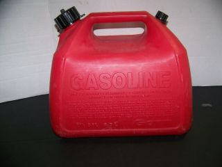Rubbermaid Gott 2.  5 Gallon Vented Gas Fuel Can with Spout 3