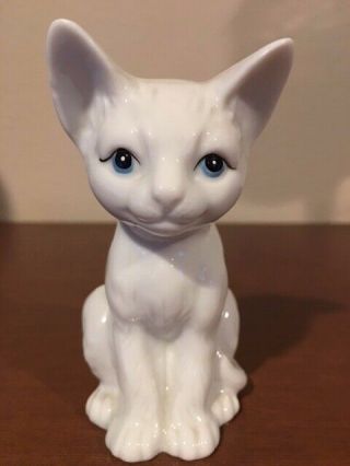 Vintage Enesco 1985 White Porcelain Sitting Cat With Blue Eyes Figurine