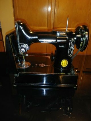 Singer 221 Featherweight Vintage Sewing Machine W/ Case and Accessories 3