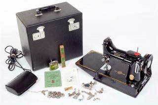Vintage " Singer Featherweight " 221k Sewing Machine & Case 54