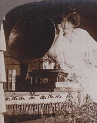 1905 STEREOVIEW LOVELY LADY w/VICTOR VICTROLA GRAMOPHONE PHONOGRAPH & LARGE HORN 2