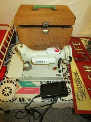 Vintage 1964 Singer 221K White Featherweight Sewing Machine w/Case 2