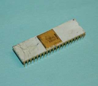 Vintage Computer IC Intel C8080A CPU white gold from 1975 - date code 7549 2