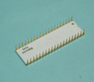 Vintage Computer IC Intel C8080A CPU white gold from 1975 - date code 7549 3