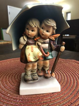 Hummel " Stormy Weather " Boy And Girl With Umbrella 71 Tmk - 3 The Stylized Bee