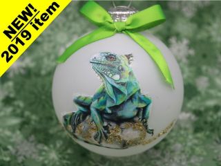 E056 Hand - Made Christmas Ornament Exotic Pet Reptile Iguana - Green On Rock