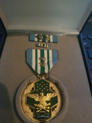 Joint Service Commendation Medal / Ribbon /lapel Pin /case With Combat " V " Clust