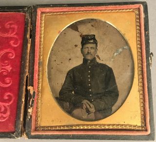 1/6 Plate Tintype Of A Civil War Uniformed Union Soldier W/ Kepi,  In Full Case
