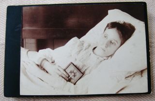 Cabinet Photo Post Mortem ? Of Dead Or Dying Woman With Prayer Book Dubuque Iowa