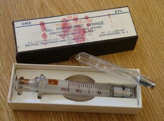 Vintage B - D Yale 2yl Glass 2cc Hypodermic Syringe W/ Needle