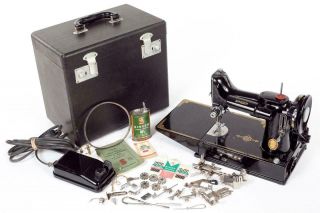 Vintage " Singer Featherweight " 221k Sewing Machine & Case